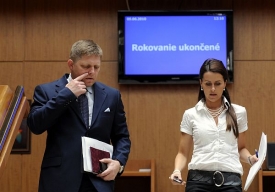 Robert Fico s mluvčí po posledním jednání vlády.